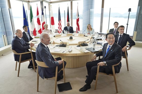 19일 일본 히로시마에서 열린 주요7개국(G7) 정상회의 참가국 정상들. AP=연합뉴스