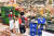 15일 홈플러스 킨텍스점에서 피킹 중인 피커들. 사진 홈플러스