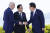 윤석열 대통령과 조 바이든 미국 대통령(맨좌측), 기시다 후미오 일본 총리(가운데)가 21일 히로시마 주요 7개국( G7 ) 정상회의를 계기로 히로시마에서 열리는 3국 정상회담을 위해 만나 인사를 나누고 있다. AP=연합뉴스