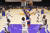 NBA 덴버 너기츠의 자말 머레이(가운데)가 21일 LA레이커스전에서 골밑슛을 성공하고 있다. AP=연합