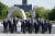 윤석열 대통령이 21일 히로시마 평화기념공원 내에 있는 원폭희생자위령비 앞에서 기시다 후미오 일본 총리 및 G7 참관국 정상들과 함께 기념 촬영을 하고 있다. 뒤쪽으로 원폭 당시 모습이 그대로 남아있는 원폭 돔이 보인다. 로이터=연합뉴스 