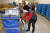 15일 홈플러스 킨텍스점 후방 공간에서 상온식품 전용 트레이에 주문 라벨을 붙이는 피커. 사진 홈플러스