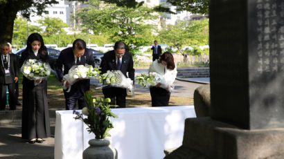 [속보] 尹·기시다 총리, 한국인 원폭 위령비 첫 공동 참배