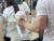지난 4일 대전광역시 유성구의 반려동물 경매장. 전북 지역에서 펫숍을 운영하는 소매업자가 몰티즈 한 마리를 손에 들고 있다. 손성배 기자
