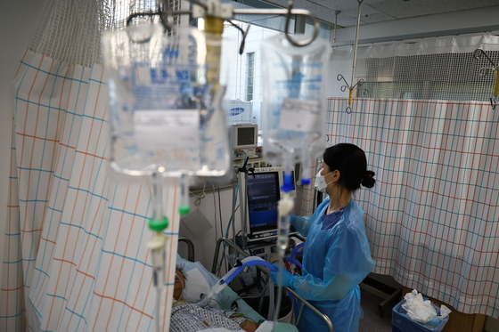 지난 4월 초 서울적십자병원 중환자실에서 의료진이 환자를 돌보고 있다. 김종호 기자.
