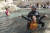 로마 트레비 분수에 먹물을 투척한 시민 활동가들이 경찰에 의해 분수에서 끌려나오고 있다. AP=연합뉴스 