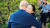 지난 22일(현지시간) 개막한 영국 첼시 플라워쇼에서 찰스 3세 국왕이 황지해 작가의 정원을 둘러본 뒤 포옹하고 있다. 사진 황지해 작가 측=연합뉴스