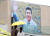 고 노무현 전 대통령 서거 14주기 추도식을 하루 앞둔 22일 오후 경남 김해 봉하마을에서 노란 우산을 쓴 시민들이 깨어있는 시민문화체험전시관 앞을 지나가고 있다. 뉴스1