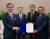 23일 FA-50 최종계약식에서 이종섭(왼쪽 두 번째) 국방부 장관, 모하마드 하산(왼쪽 세 번째) 말레이시아 국방부 장관이 자리한 가운데 강구영(왼쪽 첫 번째) KAI 사장, 다토시리 뮤에즈 국방사무차관이 서명서를 들고 있다. 국방부