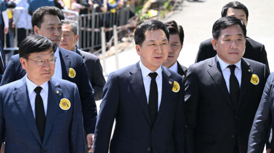 盧 14주기 추도식 참석한 김기현 “전직 대통령 흑역사 끊어야”
