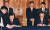 김대중 대통령(앞줄 왼쪽)과 오부치 게이조 일본 총리(오른쪽)가 1998년 10월 8일 11개항의 ‘21세기 한· 일 파트너십 공동선언’에 서명하고 있다. [사진 연세대 김대중도서관]