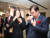 싱하이밍(오른쪽) 주한 중국대사가 23일 오후 서울 종로구 주한중국문화원에서 열린 ‘차와천하(茶和天下)’ 문화 행사 개막식에서 차를 음미하고 있다. 사진 주한중국문화원