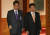 고 노무현 전 대통령이 2007년 10월 청와대에서 열린 국무회의에 한덕수 당시 국무총리와 함께 입장하며 얘기를 나누고 있다. 중앙포토