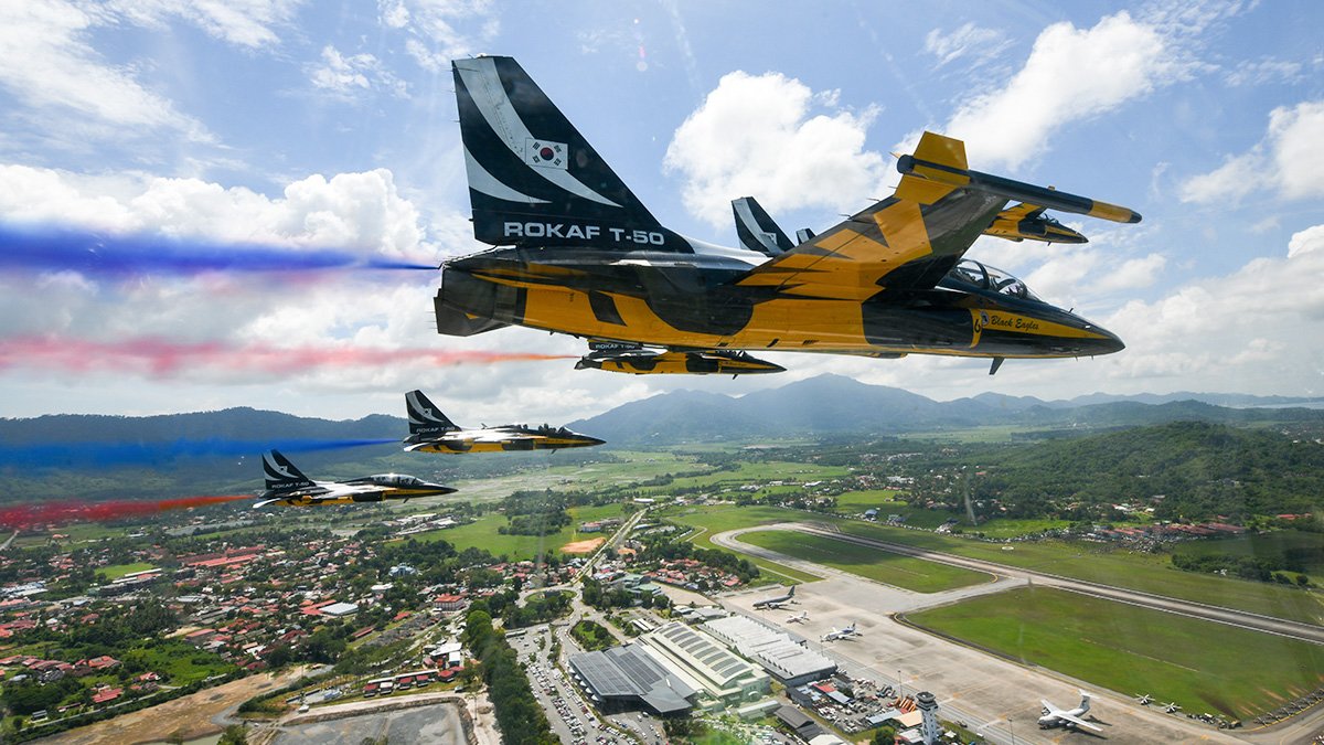 공군 특수비행팀 블랙이글스(Black Eagles)가 '말레이시아 LIMA 2023 국제에어쇼' 개막 기념 에어쇼를 선보이고 있다. 사진 공군