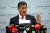 시난 오안 튀르키예 승리당 대표가 22일(현지시간) 앙카라에서 기자회견을 열고 레제프 타이이프 에르도안 대통령을 지지한다고 밝히고 있다. AFP=연합뉴스
