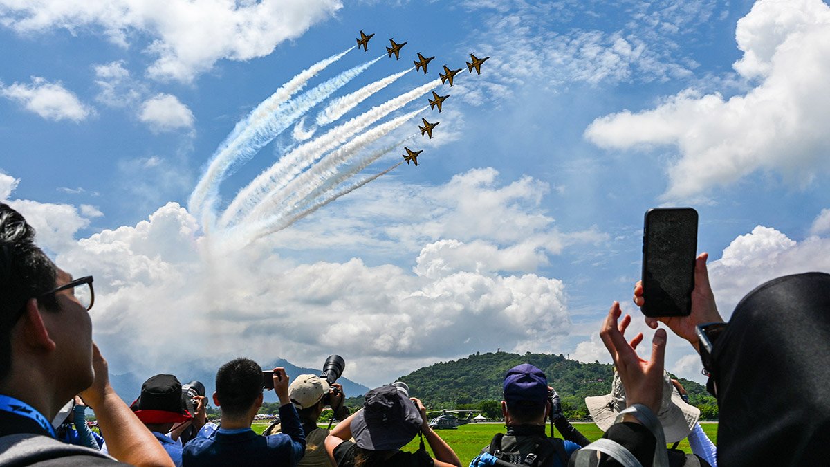 말레이시아에서 관람객들이 공군 특수비행팀 블랙이글스(Black Eagles)의 말레이시아 리마에어쇼 개막 기념 에어쇼를 관람하고 있다. 사진 공군