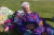 호주의 클레어 나우랜드 할머니가 80세 생일을 맞아 스카이다이빙한 뒤에 기념 촬영을 하고 있다. 95세인 나우랜드 할머니는 지난 17일 경찰이 쏜 테이저건에 맞고 쓰러졌다가 24일(현지시간) 끝내 사망했다. AP=연합뉴스
