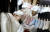 지난 4일 경기 고양시 일산 킨텍스 2전시장에서 열린 코베 베이비페어&유아교육전을 찾은 시민들이 유아용품을 살펴보고 있다.  [뉴스1]