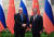 24일 리창(오른쪽) 중국 국무원 총리가 미하일 미슈스틴(왼쪽) 러시아 총리와 베이징 인민대회당에서 회담에 앞서 악수하고 있다. AFP=연합뉴스