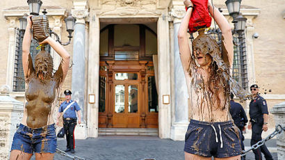 반나체 몸에 진흙 콸콸…트레비 분수 이어 또 난장판 된 로마