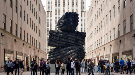  뉴욕 록펠러센터 광장에 6.5m 숯 조각이 세워진다