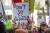 24일(현지시간) 미국 플로리다주 마이애미의 한 호텔 앞에서 론 디샌티스 플로리다 주지사의 반대자들이 그의 대선 출마에 반대하는 시위를 벌이고 있다. EPA=연합뉴스