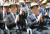 이재명 더불어민주당 대표(왼쪽)와 김기현 국민의힘 대표가 지난 23일 경남 김해시 봉하마을에서 엄수된 노무현 전 대통령 서거 14주기 추도식에 참석해 박수를 치고 있다. 뉴스1
