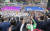 국제박람회기구(BIE) 실사단이 지난달 4일 부산역 광장에 도착해 환영 나온 시민들에게 손을 흔들고 있다. 송봉근 기자