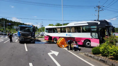 제주서 관광객 30여 명 탄 전세버스와 덤프트럭 추돌