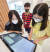 전자통관시스템 유니패스를 통해 온라인으로 수입신고서를 작성해보는 김세아(맨 오른쪽) 학생기자.
