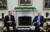 22일(현지시간) 조 바이든 미국 대통령(오른쪽)이 워싱턴 백악관 대통령 집무실에서 케빈 매카시 미 하원의장과 부채 한도 협상 논의를 하고 있다. REUTERS=연합뉴스