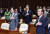 국민의힘 김기현 대표와 윤재옥 원내대표(앞줄 왼쪽부터) 등 의원들이 25일 오후 국회에서 열린 의원총회에서 국민의례를 하고 있다. [연합뉴스]
