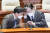 이재명 더불어민주당 대표(오른쪽)가 지난해 12월 서울 여의도 국회에서 열린 의원총회에 참석해 장경태 의원과 대화하고 있다. 김경록 기자