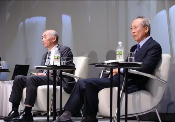 박준우 전 청와대 정무수석비서관(오른쪽)과 사사에 겐이치로 일본국제문제연구소 이사장이 26일 일본 도쿄에서 열린 '아시아의 미래' 콘퍼런스에서 토론을 하고 있다. 사진 니혼게이자이신문