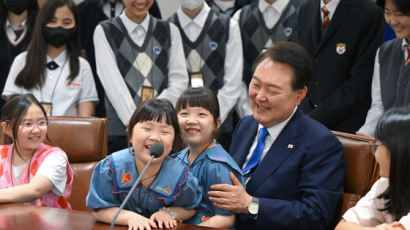 대통령실 가이드한 尹...학생들이 "北미사일 대처법" 묻자