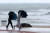 지난 5일 부산 해운대 해수욕장을 찾은 관광객들이 몰아치는 비바람에 우산을 부여잡고 있다. 사진 뉴스1