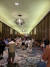 24일 오후 괌 현지 호텔에서 빈 방을 찾으려는 관광객들, 흔들림을 피해 1층으로 대피한 투숙객들이 인산인해를 이루고 있다. 독자 제공