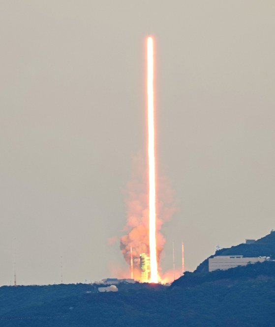 25일 오후 전남 고흥군 나로우주센터에서 국내 처음으로 실용 위성을 탑재한 누리호(KSLV-Ⅱ)가 우주로 향하고 있다.연합뉴스