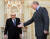 2006년 6월 블라디미르 푸틴 러시아 대통령(오른쪽)이 모스크바 외곽의 관저에서 헨리 키신저 전 미국 국무장관을 환영하고 있다. [AFP=연합뉴스]