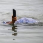 "빠트린 삼성폰 찾겠다"…사흘간 저수지 물 뺀 인도공무원 최후 