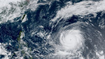 괌 초토화 '수퍼 태풍' 위험한 우회전...북상해 한국도 때리나
