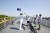 서울함 함수에서 이해정(맨 왼쪽) 전 대령과 함께 1995년 제정된 해군 슬로건이었던 ‘바다로! 세계로!’를 외치는 소중 학생기자단.