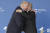 알렉산드르 루카셴코 벨라루스 대통령(왼쪽)이 지난 24일 모스크바에 열린 유라시아 경제 포럼에 참석해 블라디미르 푸틴 러시아 대통령과 진한 포옹을 나누고 있다. AP=연합뉴스