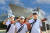 최세현·명운서·심예준(왼쪽부터) 학생기자가 세일러복과 수병 모자를 착용하고 서울함공원에 전시된 참수리급 고속정 앞에서 경례 포즈를 취하고 있다.