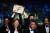 ‘아나토미 오브 어 폴’로 황금종려상을 받은 프랑스 감독 쥐스틴 트리에(왼쪽 둘째)가 환호하고 있다. [AFP=연합뉴스]