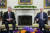 지난 22일(현지시간) 백악관에서 만난 조 바이든 대통령(오른쪽)과 케빈 매카시 하원의장. [AP=연합뉴스]