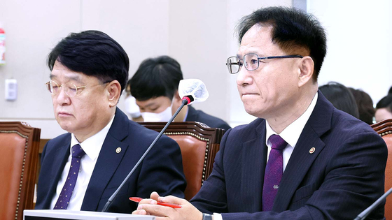 "법적 문제없다" 선관위 사무총장·차장…잇단 의혹에 "노코멘트"