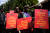 지난달 4일 남아프리카 프리토리아의 우간다 고등판무관실에서 인권단체 활동가들이 우간다의 반동성애 법안에 반대하는 피켓을 들고 시위를 벌이고 있다. AP=연합뉴스