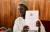 반동성애 법안 발의자인 아수만 바살리르와 부기리주 우간다 국회의원이 지난 29일 우간다 캄팔라에서 열린 기자회견에서 서명된 법안을 들어보이며 기자회견을 하고 있다. 로이터=연합뉴스