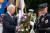 조 바이든 미국 대통령이 29일(현지시간) 미국 워싱턴DC 인근 버지니아주 알링턴 국립묘지에서 메모리얼 데이(현충일)를 기념해 무명용사의 묘에서 열린 헌화 행사에 참여하고 있다. 로이터=연합뉴스